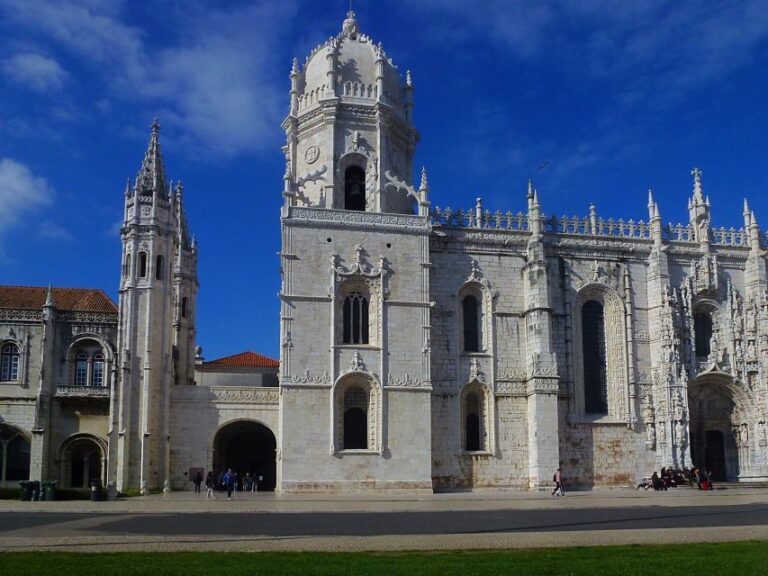 Lisbon: Scenic Sightseeing Private Tour by Minivan