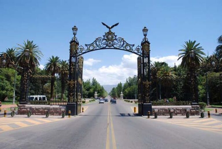 Mendoza: Half-Day Sightseeing City Tour