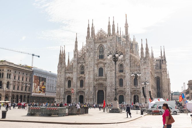 Milan Super Saver: Skip-the-Line Duomo and Rooftop Guided Tour