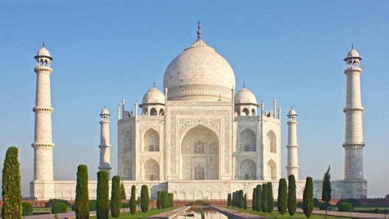 New Delhi : Taj Mahal, Agra Fort & Baby Taj Day Trip