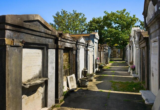 New Orleans Garden District and Lafayette Cemetery Tour