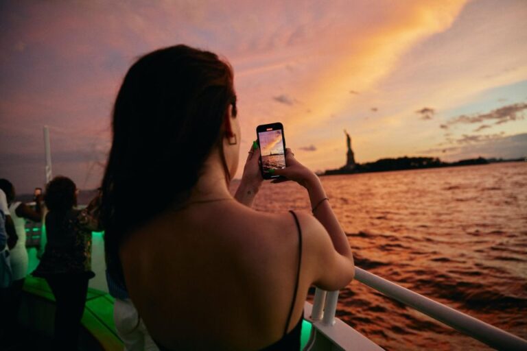 NYC: 3-Hour Dinner Cruise on a Luxurious Boat