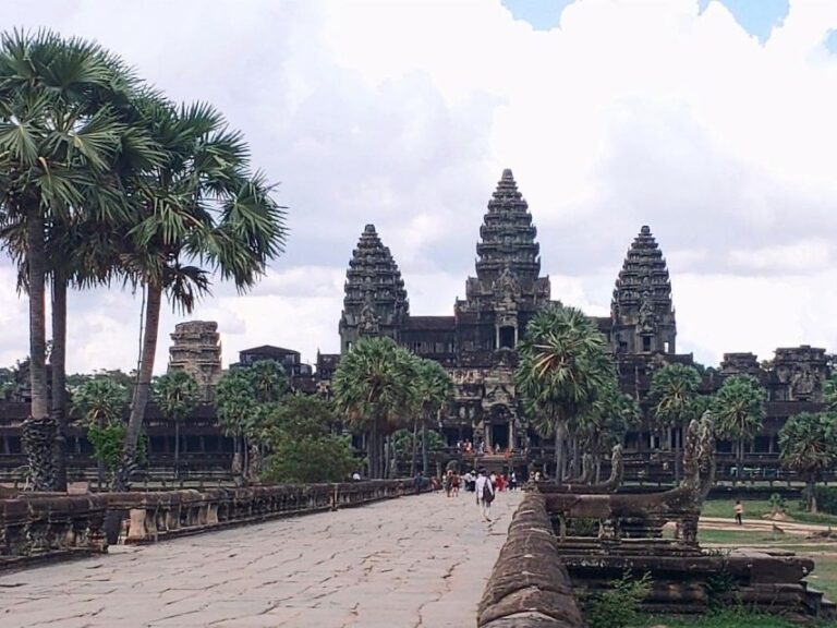 One Day Temple Tour to Angkor Wat, Angkor Thom & Taprohm