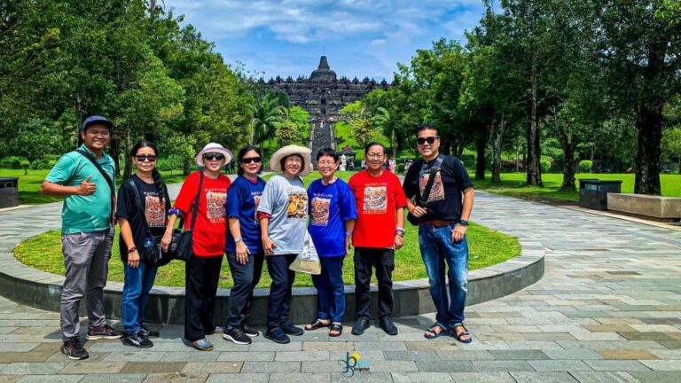 One Day Tour: Punthuk Setumbu – Borobudur Climb – Prambanan