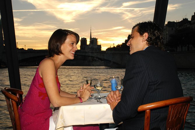 Paris 3-Course Gourmet Dinner and Sightseeing Seine River Cruise