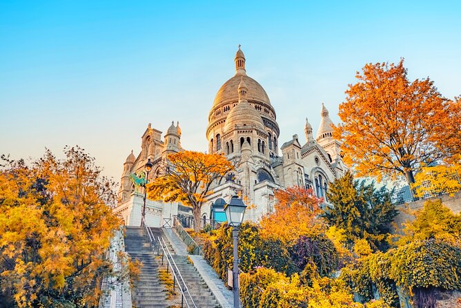 Paris (Montmartre) Scavenger Hunt and Sights Self-Guided Tour