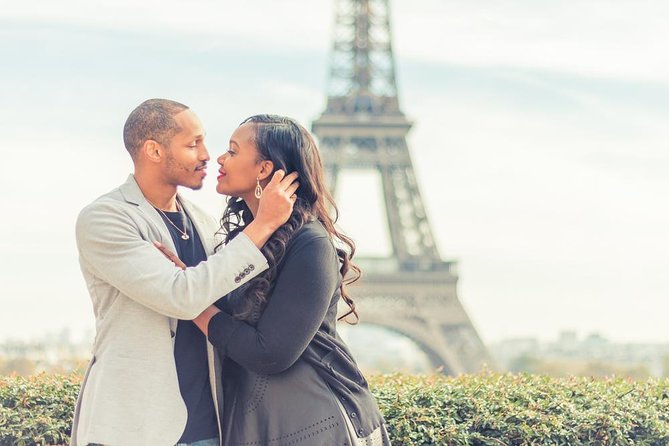 Paris Photo Shoot for Families and Couples (30 Minutes)