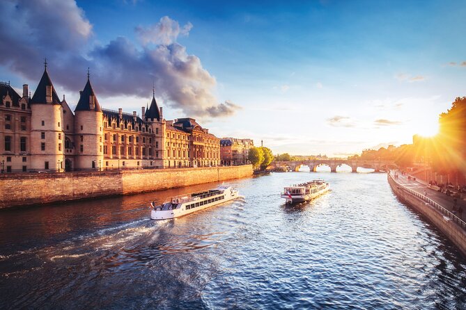 Paris Scavenger Hunt and Best Landmarks Self-Guided Tour