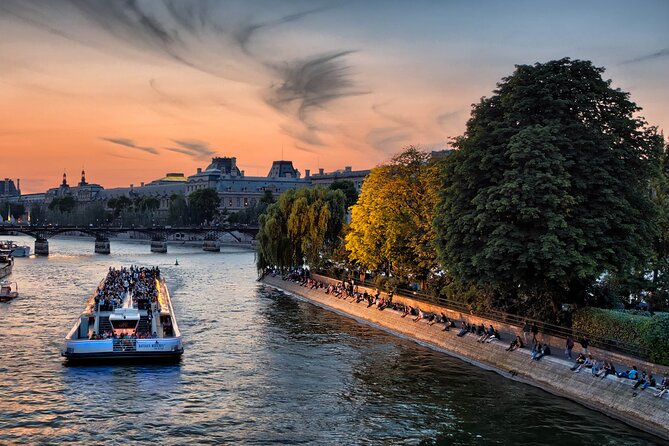 Paris Sightseeing Cruise With Champagne by Bateaux Mouches