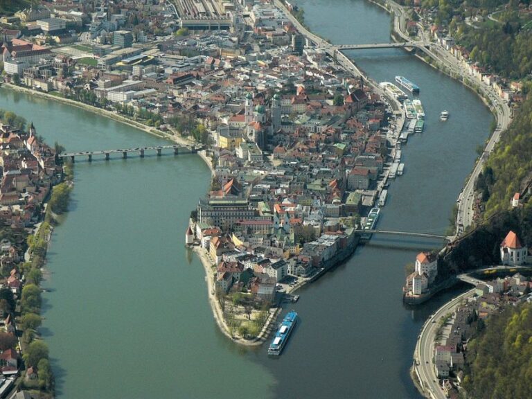 Passau: Private One-Way Transfer to Prague