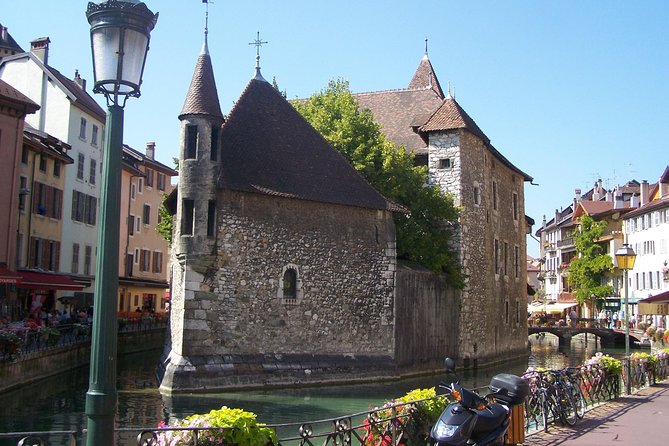 Pérouges & Annecy Private Day Trip With Food Tasting From Lyon