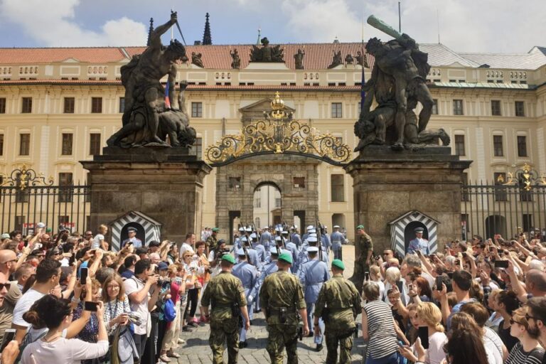 Prague: 1-Hour Castle Tour With Fast-GET Admission Ticket