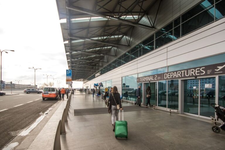 Prague Airport: Shared Shuttle To/From Václav Havel Airport
