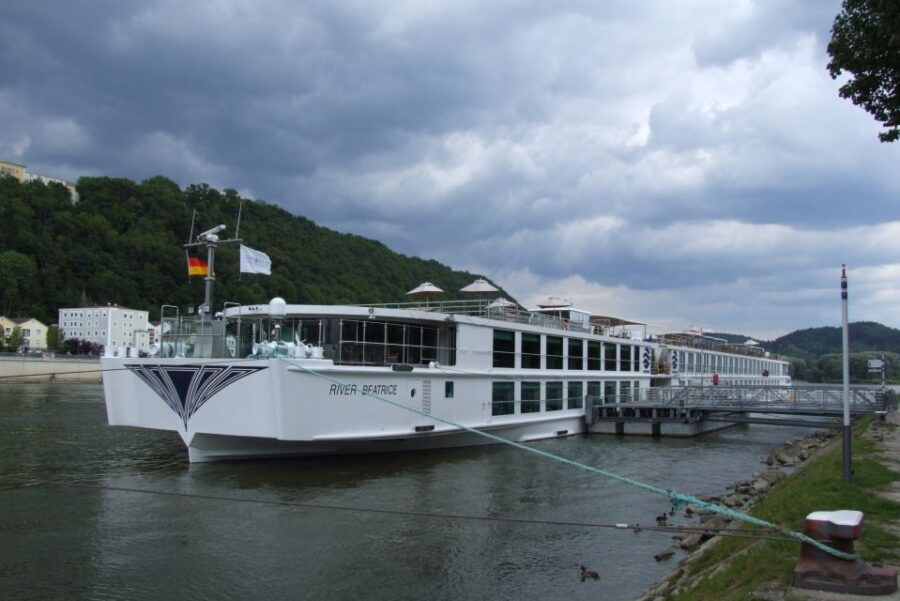 Prague: Private One-Way Transfer to Passau