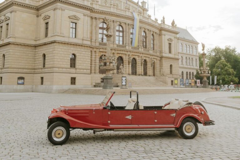Prague: Private Vintage Car Sightseeing Tour