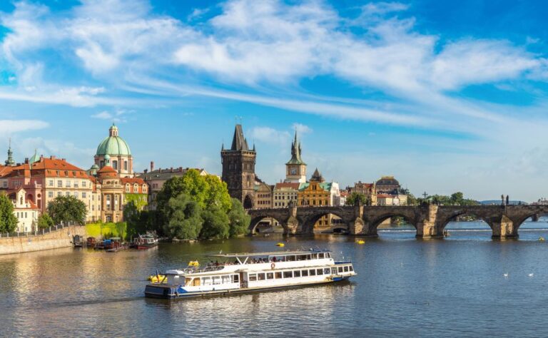 Prague: River Cruise With Snack