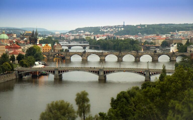 Prague: Stunning Viewpoints, Castle, City & Park E-Bike Tour