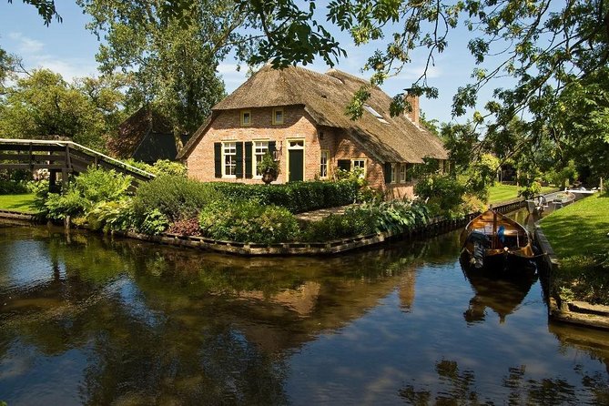 Private Day Trip to the Keukenhof Gardens and Giethoorn