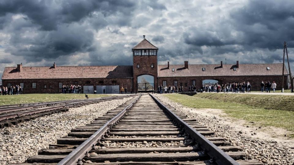 Private Guided Tour From Prague to Auschwitz Birkenau - Tour Inclusions