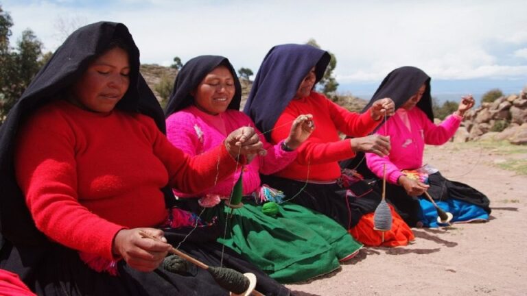 Puno: Uros Floating Islands & Taquile Full Day Tour