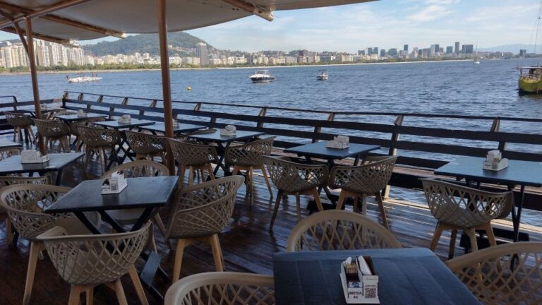 Rio: Floating Breakfast Boat Trip in Guanabara Bay