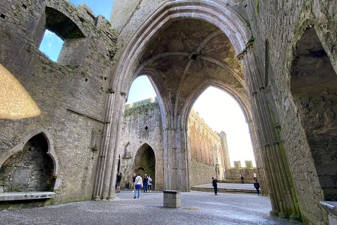 Rock of Cashel Cahir Castle Private Day Tour From Dublin W/Picnic