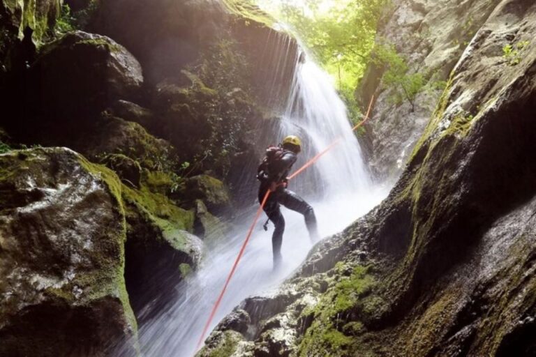 Roseau: Canyoning Discovery Tour