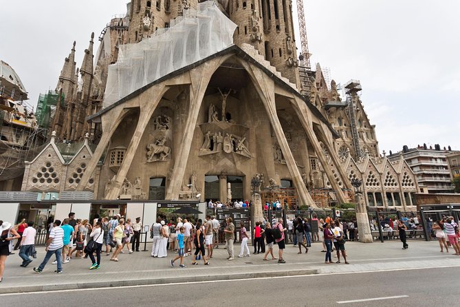 1 sagrada familia guided tour with towers access Sagrada Familia Guided Tour With Towers Access