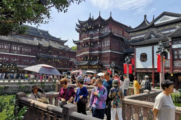 Shanghai: Yu Garden and City God Temple Walking Tour