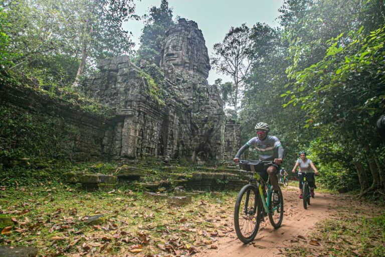 Siem Reap: Angkor Sunrise 2 Days Guided Bike Tour