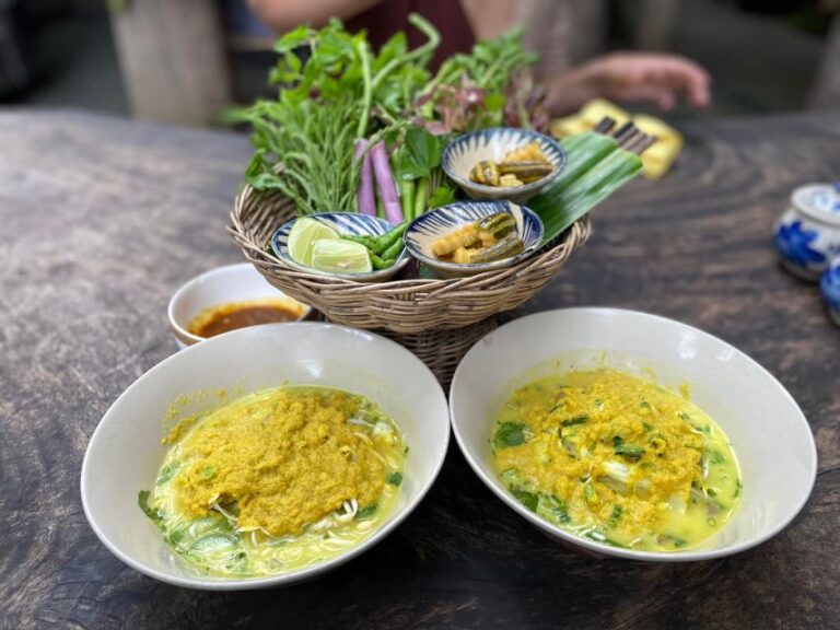 Siem Reap: Evening Foodie Vespa Tour