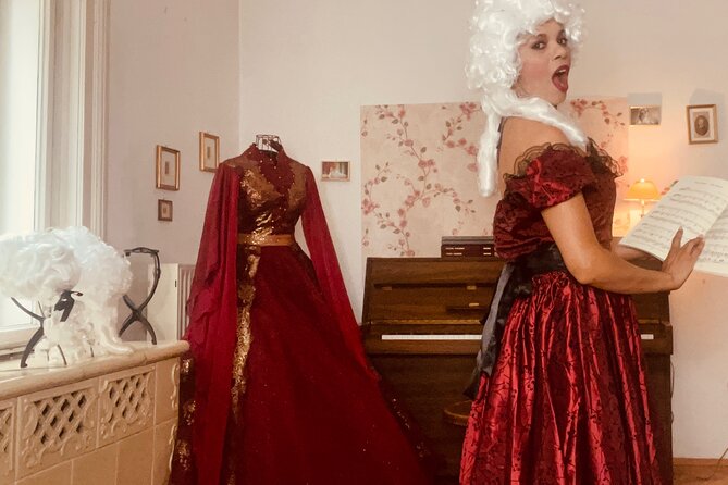 1 singing mozart with mozart costume in vienna Singing Mozart With Mozart Costume in Vienna