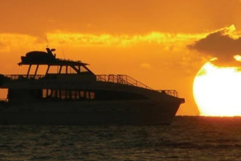 South Maui: Sunset Cruise With 4-Course Dinner and Drinks