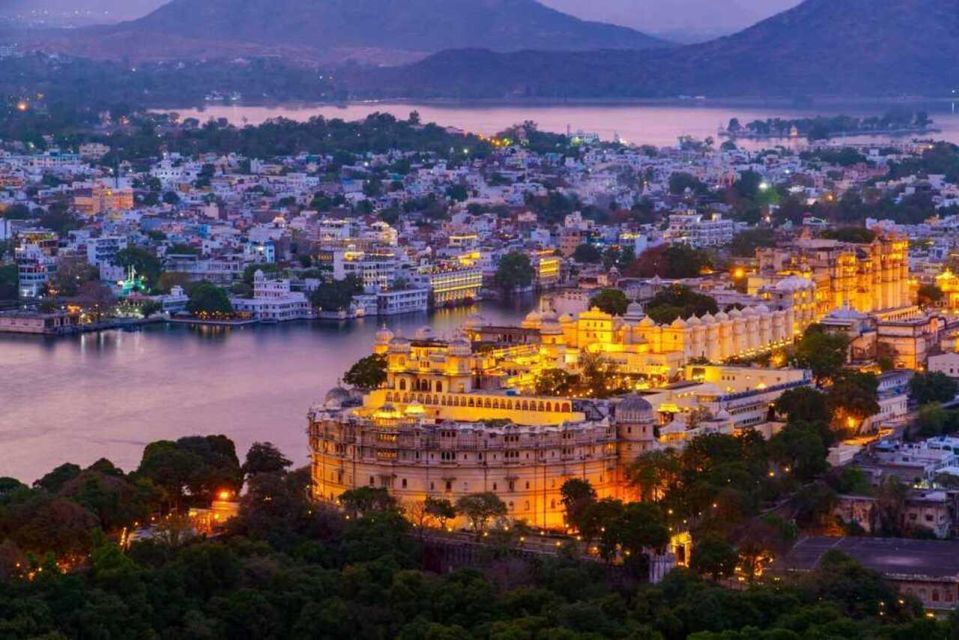 Udaipur: Palace of Udaipur & Jagdish Temple Walking Tour