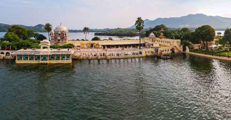 Udaipur: Private Guided Udaipur and City Palace Day Trip