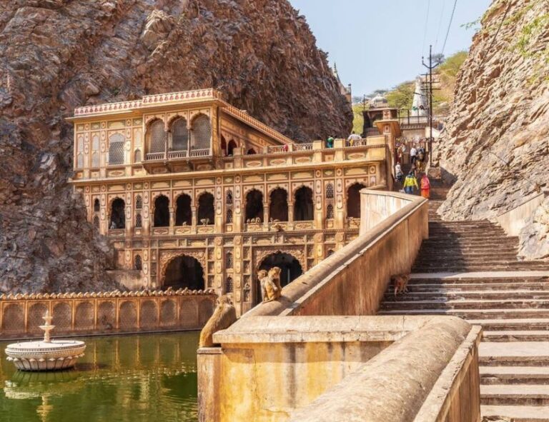 Udaipur to Jaipur via Pushkar Private Tour by Cab