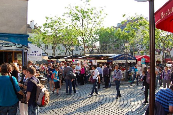 Unusual Walking Tour of Montmartre and Local Wine Tasting – 2H