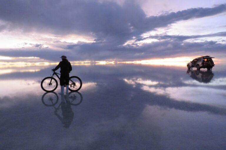 Uyuni: Guided Bicycle Tour of Uyuni Salt Flat With Lunch