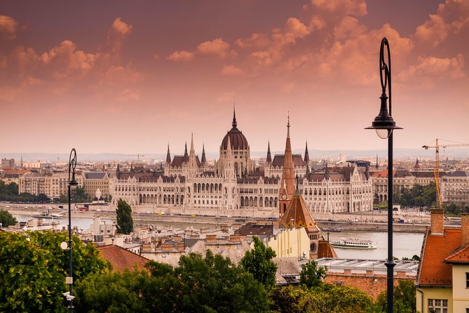 Vienna Budapest – 2h of Sightseeing – Comfortable Premium Car Private Transfer