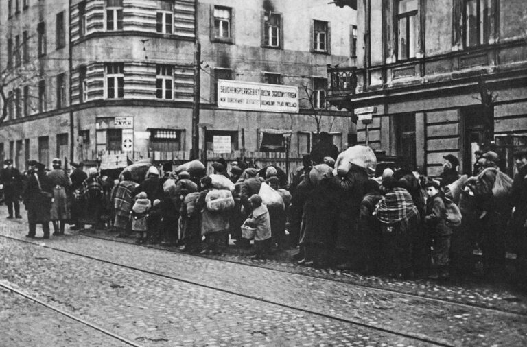 Warsaw Daily Jewish Ghetto Guided Tour With Jewish Cemetery