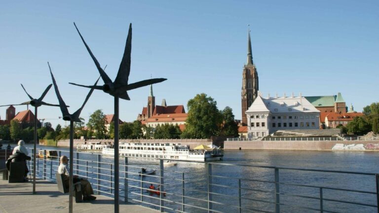 Wrocław: City Walk and Cruise by Luxury Ship