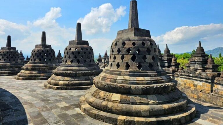 Yogyakarta: Borobudur and Prambanan Temple Tour With Climb