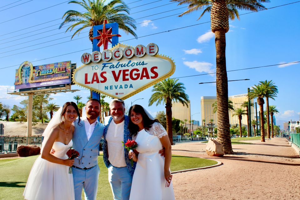 1.5 Hr Las Vegas Strip Limo Tour With Champagne and Photos - Live Tour Guide Assistance