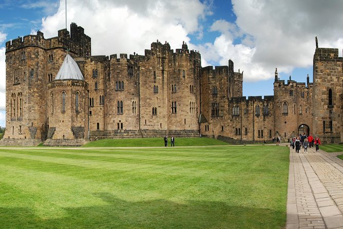 1 Day Alnwick Castle, Holy Island & Scottish Borders - Discovering Scottish Borders