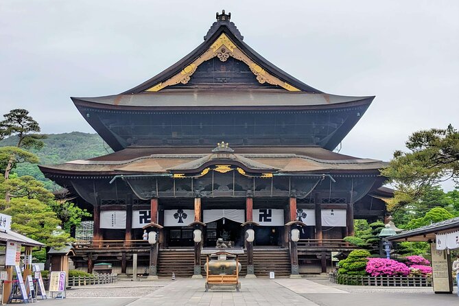 7 Lucky Gods & Zenko-ji Temple, Nagano: Private Walking Tour - Sake Tasting Experience