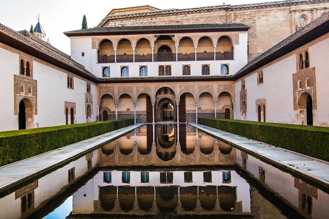 Alhambra and Nasrid Palaces: Private Tour Through the Senses - Architectural Wonders of Nasrid Palaces