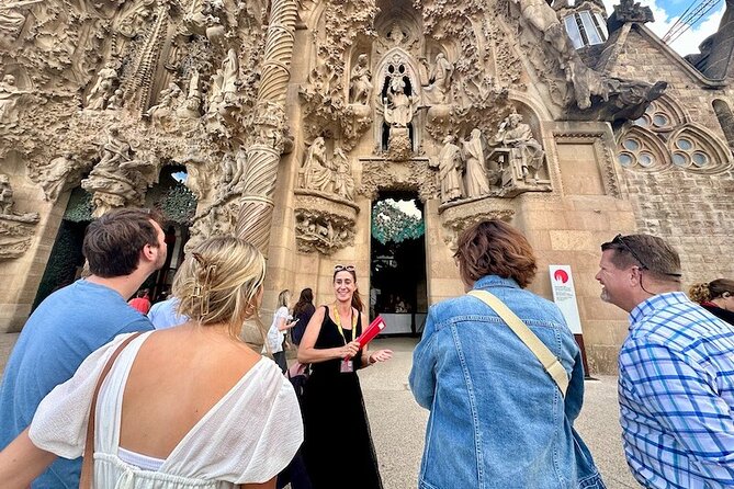 Barcelona in a Day Tour: Sagrada Familia, Park Guell & Old Town - Meeting and Logistics