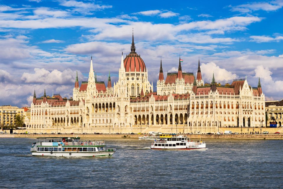 Budapest: Sightseeing and Danube River Cruise - Guided Tour in Castle District