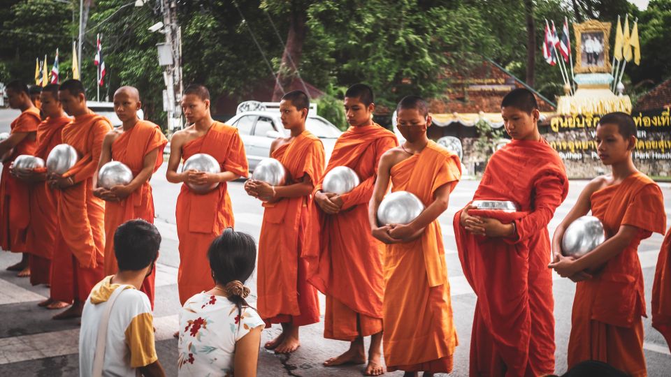 Chiang Mai: Buddhist Almsgiving and Market Tour With Meal - Experience Highlights
