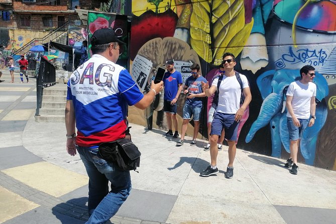 Comuna 13 Graffiti Tour and Enjoy Photos and Videos With Drone - Meeting and Logistics